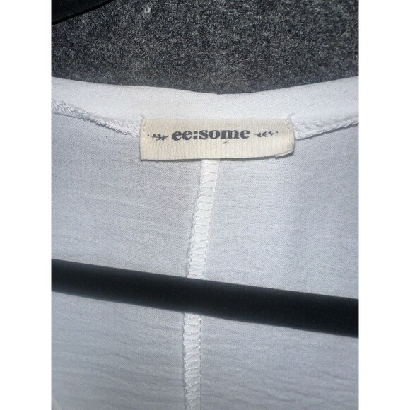 White 'ee:some' V-Neck Top, Size Medium -  with Front Pocket - Picture 3 of 8